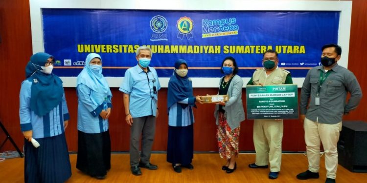 Tanoto Foundation Menyerahkan 1 Buah Laptop Kepada FKIP UMSU